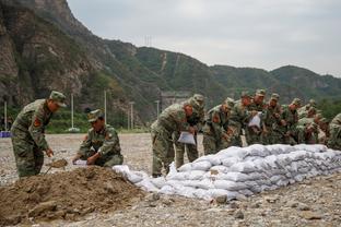 TA：出于尊重曼联德赫亚多次拒绝采访，无诱人报价确实考虑过退役